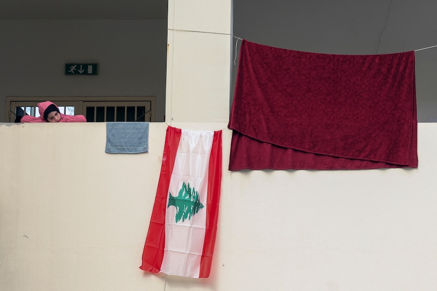 Una ragazzina sfollata si sporge dal balcone di una scuola trasformata in centro di accoglienza, nei pressi di Sidone, in Libano, il 17 maggio 2026. REUTERS/Aziz Taher (REUTERS)