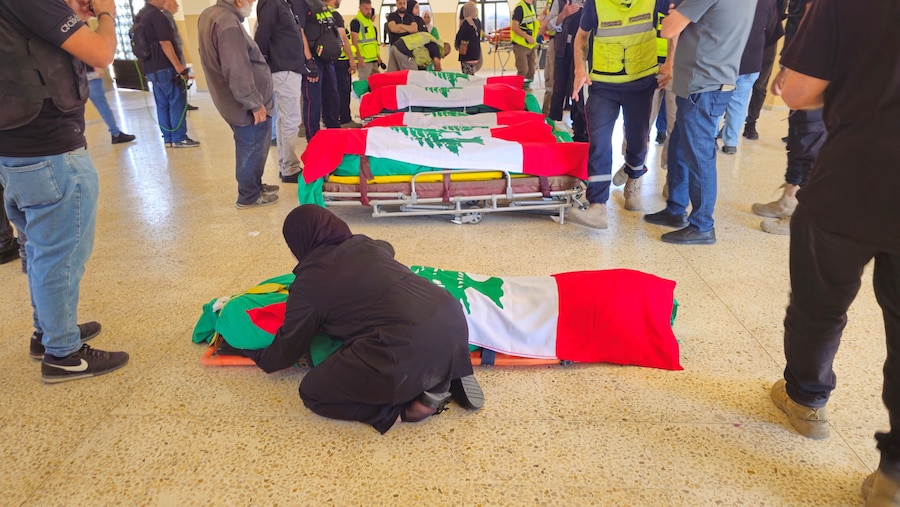 Una donna piange durante il funerale delle vittime dell'attacco israeliano a Burj al-Shamali, avvenuto martedì a Tiro, in Libano, il 28 maggio 2026. REUTERS/Stringer