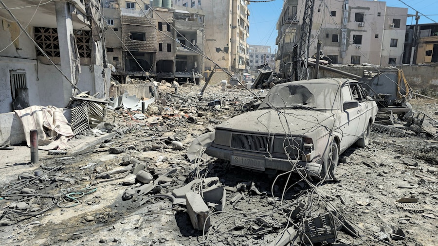 Un veicolo danneggiato giace tra le macerie nel luogo colpito da un attacco israeliano a Tiro, in Libano, il 28 maggio 2026. REUTERS/Stringer (REUTERS)