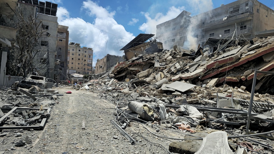 Macerie sparse intorno a un edificio danneggiato nel luogo colpito da un attacco israeliano a Tiro, in Libano, il 28 maggio 2026. REUTERS/Stringer (REUTERS)