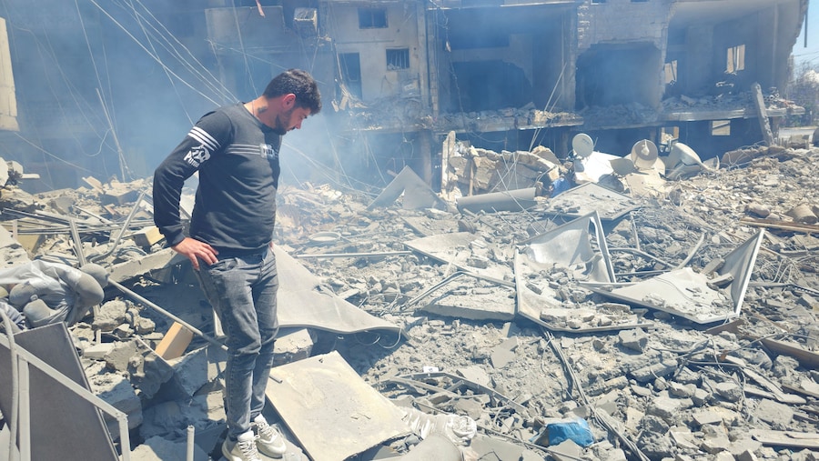 Un uomo ispeziona il luogo di un attacco israeliano a Tiro, in Libano, il 28 maggio 2026. REUTERS/Stringer (REUTERS)