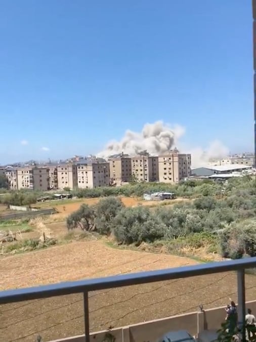 Il fumo si alza da un edificio in seguito a un attacco israeliano a Choueifat, in Libano, il 28 maggio 2026, in questa immagine tratta da un video pubblicato sui social media. SOCIAL MEDIA/via REUTERS (SOCIAL MEDIA via REUTERS)