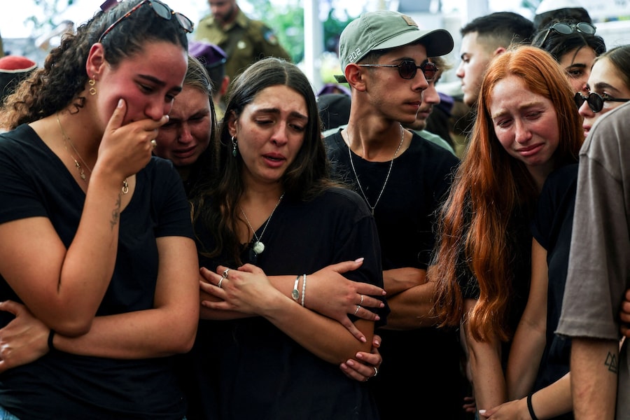 Gli amici del sergente Rotem Yanai, una soldatessa israeliana che, secondo l'esercito israeliano, è rimasta uccisa in seguito a un attacco con un drone esplosivo lanciato dal Libano, la piangono al suo funerale a Binyamina-Givat Ada, nel nord di Israele, il 28 maggio 2026. REUTERS/Nir Elias IMMAGINI DEL GIORNO DI TPX (REUTERS)