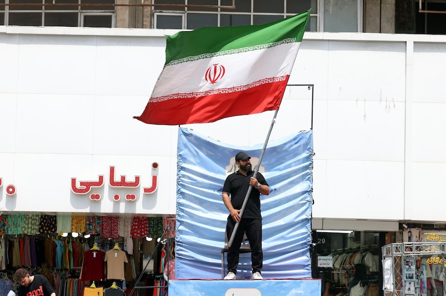 Un uomo tiene in mano la bandiera nazionale iraniana in piazza Valiasr a Teheran, in Iran, il 28 maggio 2026. Il presidente degli Stati Uniti Donald Trump ha recentemente annunciato che un potenziale accordo di pace per porre fine al conflitto e riaprire lo Stretto di Ormuz è stato in gran parte negoziato tramite mediatori pakistani. Tuttavia, da allora gli Stati Uniti hanno lanciato nuovi attacchi nel sud dell'Iran. EPA/ABEDIN TAHERKENAREH RESTRIZIONI: NESSUN accesso ai media israeliani/emittenti televisive in lingua persiana al di fuori dell'Iran/Accesso severamente vietato a BBC Persian/VOA Persian/Manoto TV/Iran International TV. (Come disposto dalla Direzione Generale per i Media Esteri dell'Iran) -- (EPA)