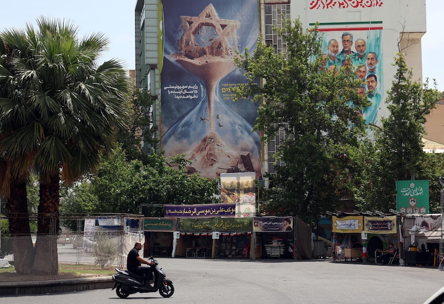 Alcuni iraniani passano in auto davanti a un cartellone anti-israeliano affisso in Piazza Palestina con una frase in persiano che recita: «Israele non vedrà i prossimi quindici anni», a Teheran, Iran, il 28 maggio 2026. Il presidente degli Stati Uniti Donald Trump ha recentemente annunciato che un potenziale accordo di pace per porre fine al conflitto e riaprire lo Stretto di Ormuz è stato in gran parte negoziato tramite mediatori pakistani. Tuttavia, da allora gli Stati Uniti hanno lanciato nuovi attacchi nel sud dell'Iran. EPA/ABEDIN TAHERKENAREH RESTRIZIONI: NESSUN accesso ai media israeliani/alle emittenti televisive in lingua persiana al di fuori dell'Iran/Accesso severamente vietato a BBC Persian/VOA Persian/Manoto TV/Iran International TV. (Come disposto dalla Direzione Generale per i Media Esteri dell'Iran) -- (EPA)
