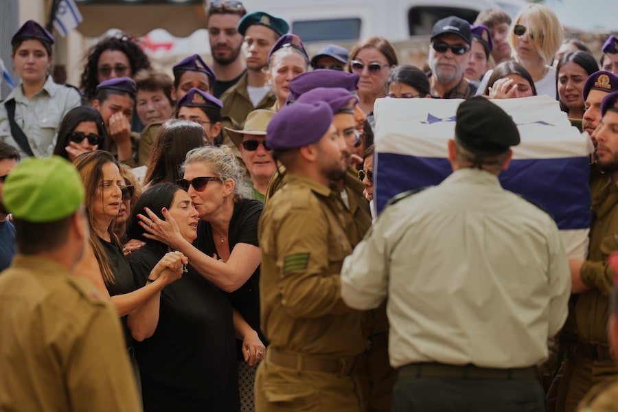 Hilit Yanai, seconda da sinistra, madre del soldato israeliano, il sergente Rotem Yanai, rimasto ucciso in un attacco con droni libanesi nel nord di Israele, viene confortata dai parenti durante il funerale della figlia a Givat Ada, in Israele, giovedì 28 maggio 2026. (AP Photo/Ariel Schalit) (APN)