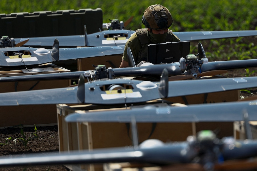 Un militare delle Forze dei sistemi senza pilota prepara dei droni da attacco a medio raggio per il lancio, in una località non specificata in Ucraina. (REUTERS)