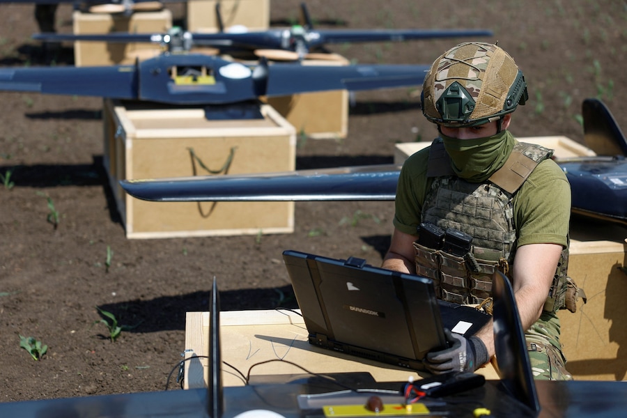 Un militare delle Forze dei sistemi senza pilota prepara dei droni da attacco a medio raggio per il lancio, in una località non specificata in Ucraina. (REUTERS)