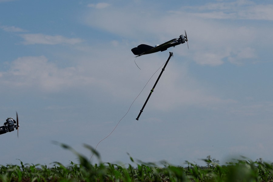 Un drone da attacco di medio raggio vola dopo essere stato lanciato dai militari delle Forze dei sistemi senza pilota, in una località non specificata dell'Ucraina, in una data non specificata del 2026. (REUTERS)