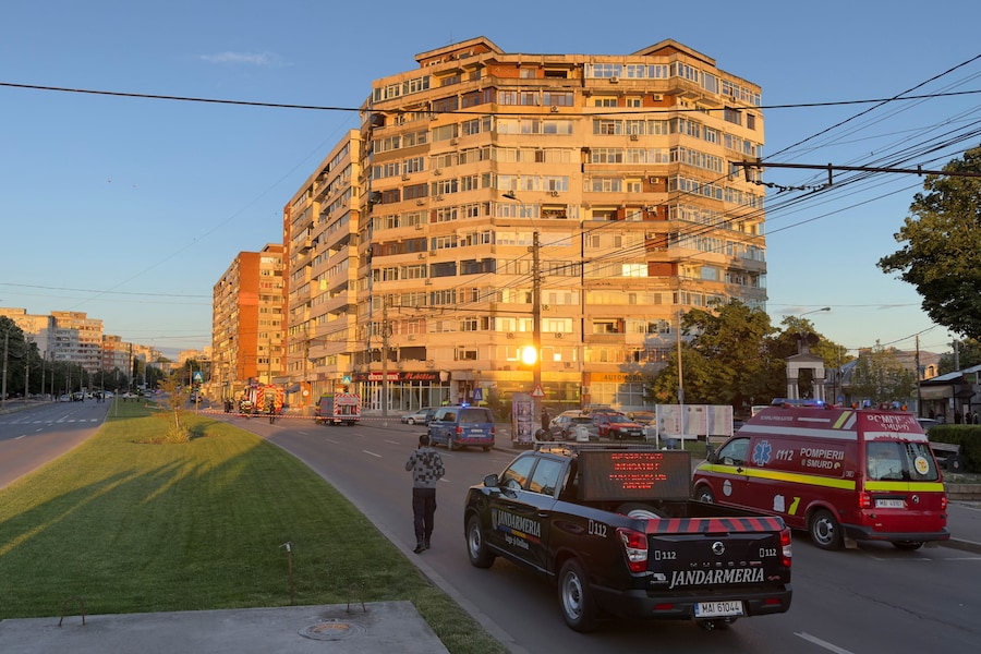 I vigili del fuoco e le forze dell'ordine intervengono sul luogo di un'esplosione in un condominio colpito da un drone nei pressi del confine con l'Ucraina, a Galati, in Romania, il 29 maggio 2026. (via REUTERS)