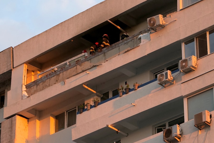 I vigili del fuoco intervengono in un condominio l’impatto di un drone nei pressi del confine con l’Ucraina, a Galati, in Romania. (via REUTERS)