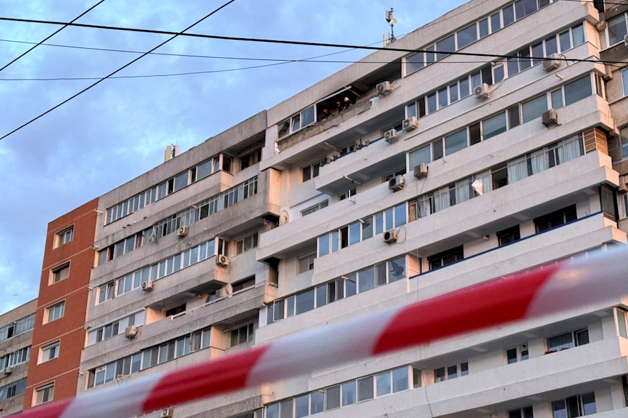 I vigili del fuoco intervengono in un condominio l'impatto di un drone nei pressi del confine con l'Ucraina, a Galati, in Romania. (via REUTERS)