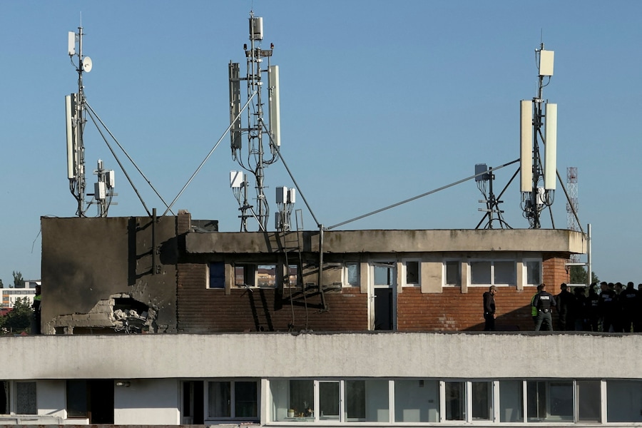I vigili del fuoco intervengono in un condominio l’impatto di un drone nei pressi del confine con l’Ucraina, a Galati, in Romania. (via REUTERS)