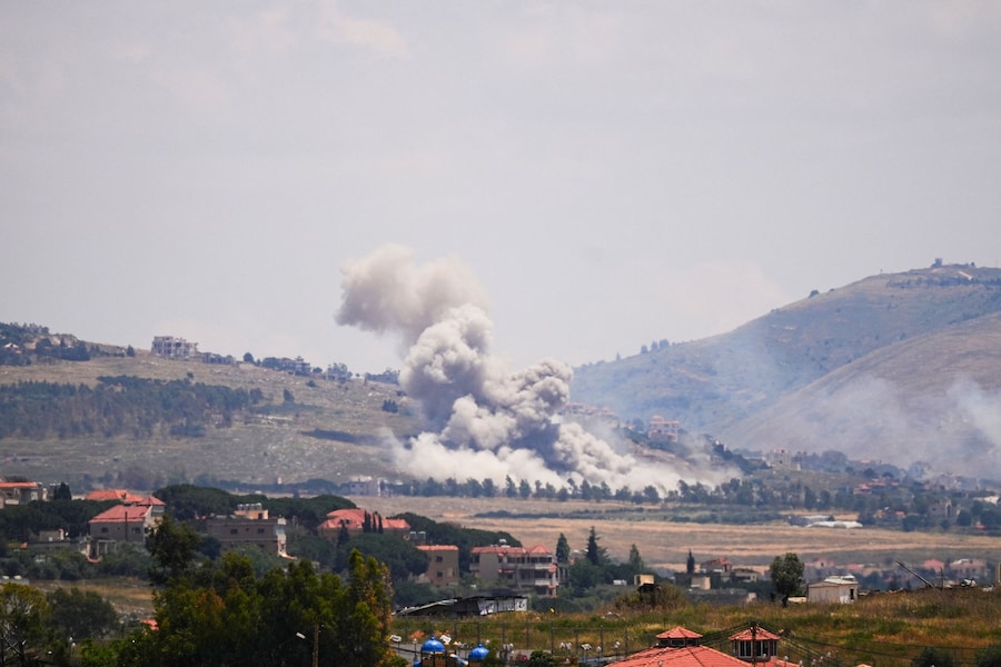 Colonne di fumo nel Libano meridionale in seguito agli attacchi israeliani. (REUTERS)