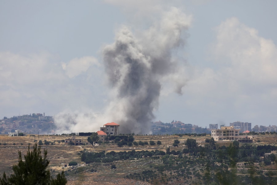 Colonne di fumo si levano dal Libano meridionale in seguito ai bombardamenti. (REUTERS)