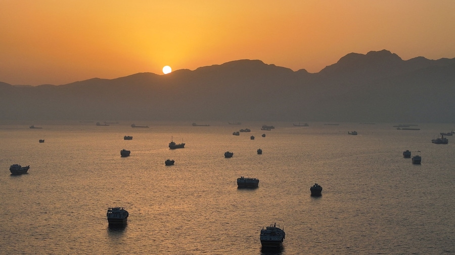 Una ripresa dal drone mostra le navi ancorate nello Stretto di Hormuz, vista da Musandam, in Oman, il 30 maggio 2026. (REUTERS)
