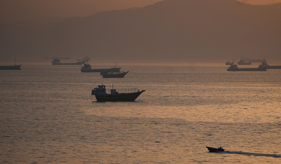 Navi ancorate nello Stretto di Hormuz, vista da Musandam, Oman, 30 maggio 2026. (REUTERS)