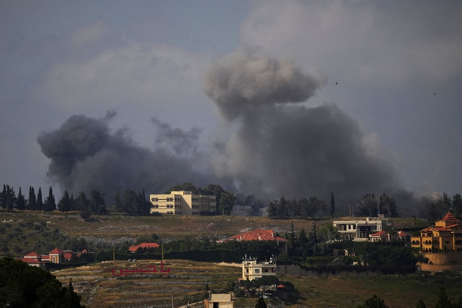 Colonne di fumo nel Libano meridionale in seguito agli attacchi israeliani. (REUTERS)