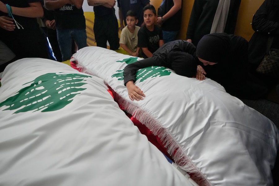 I familiari piangono sui corpi dei propri cari uccisi mercoledì, quando la loro auto è stata colpita da un attacco aereo israeliano su un'autostrada mentre fuggivano dal loro villaggio. (APN)