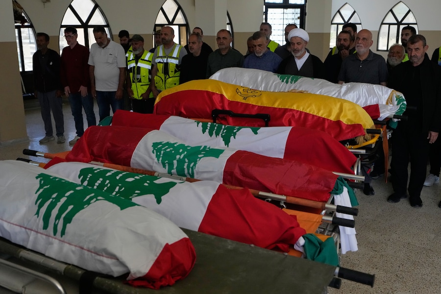 I familiari piangono i propri cari uccisi mercoledì, quando la loro auto è stata colpita da un attacco aereo israeliano su un’autostrada mentre fuggivano dal loro villaggio. (APN)