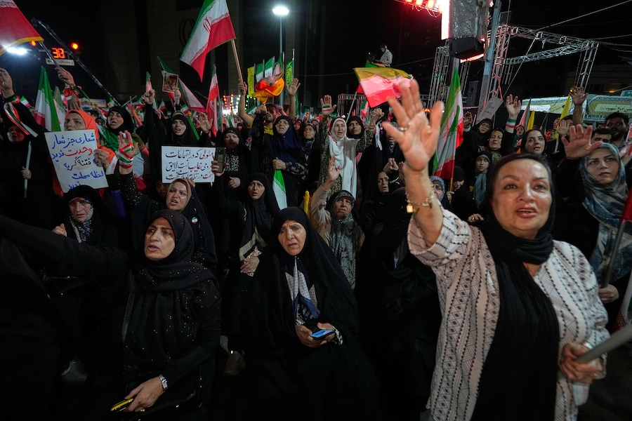 Manifestanti iraniani filogovernativi intonano slogan durante un raduno in una piazza di Teheran, in Iran, venerdì 29 maggio 2026. (APN)