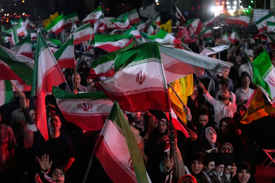 Manifestanti filogovernativi sventolano bandiere iraniane durante un raduno in una piazza di Teheran, in Iran, venerdì 29 maggio 2026. (APN)