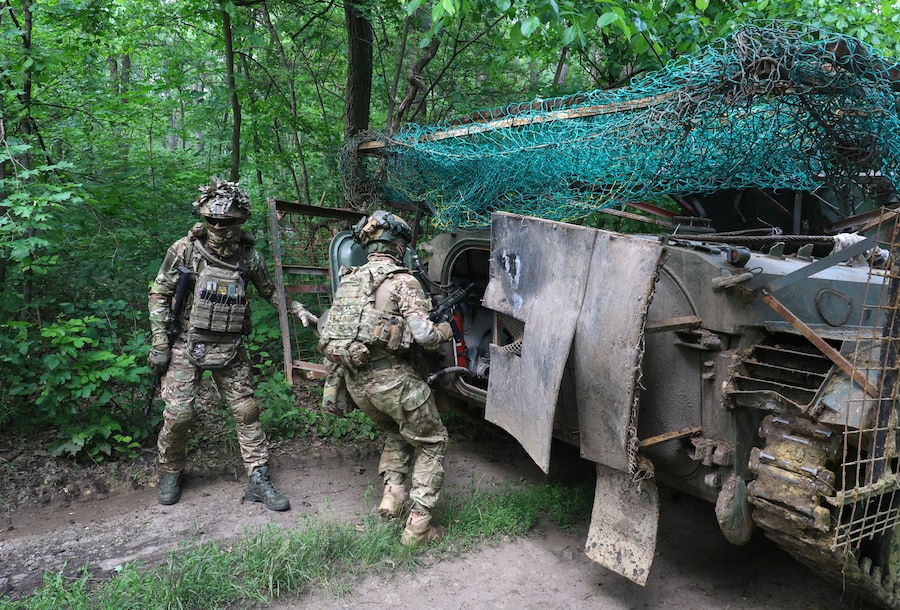 I militari della 13ª Brigata Khartiia della Guardia Nazionale ucraina partecipano a un’esercitazione tattica in un poligono di tiro in una località segreta nella regione di Kharkiv. I militari si sono esercitati in manovre di combattimento rapido a piedi da un veicolo corazzato da trasporto truppe, simulando condizioni di attacco attivo da parte di droni nemici. (EPA)