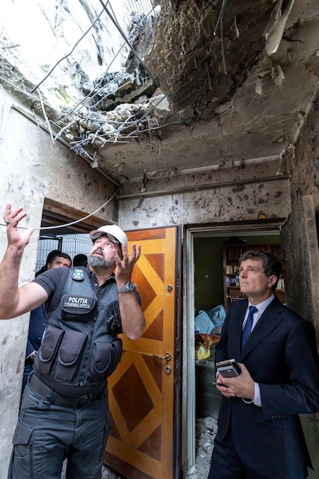 Il presidente rumeno Nicusor Dan visita il luogo dell’esplosione avvenuta in un condominio colpito da un drone a Galeti, nei pressi del confine con l’Ucraina, in Romania, il 29 maggio 2026. (via REUTERS)