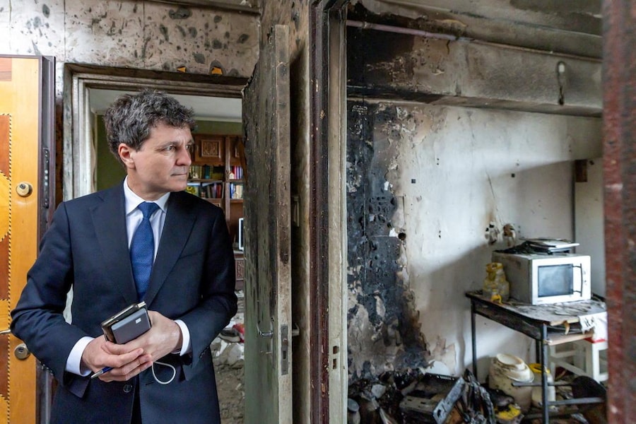 Il presidente rumeno Nicusor Dan visita il luogo dell'esplosione avvenuta in un condominio colpito da un drone a Galeti, nei pressi del confine con l'Ucraina, in Romania, il 29 maggio 2026. (via REUTERS)