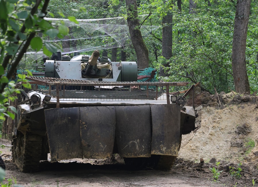 I militari della 13ª Brigata Khartiia della Guardia Nazionale ucraina partecipano a un’esercitazione tattica in un poligono di tiro in una località segreta nella regione di Kharkiv. I militari si sono esercitati in manovre di combattimento rapido a piedi da un veicolo corazzato da trasporto truppe, simulando condizioni di attacco attivo da parte di droni nemici. (EPA)