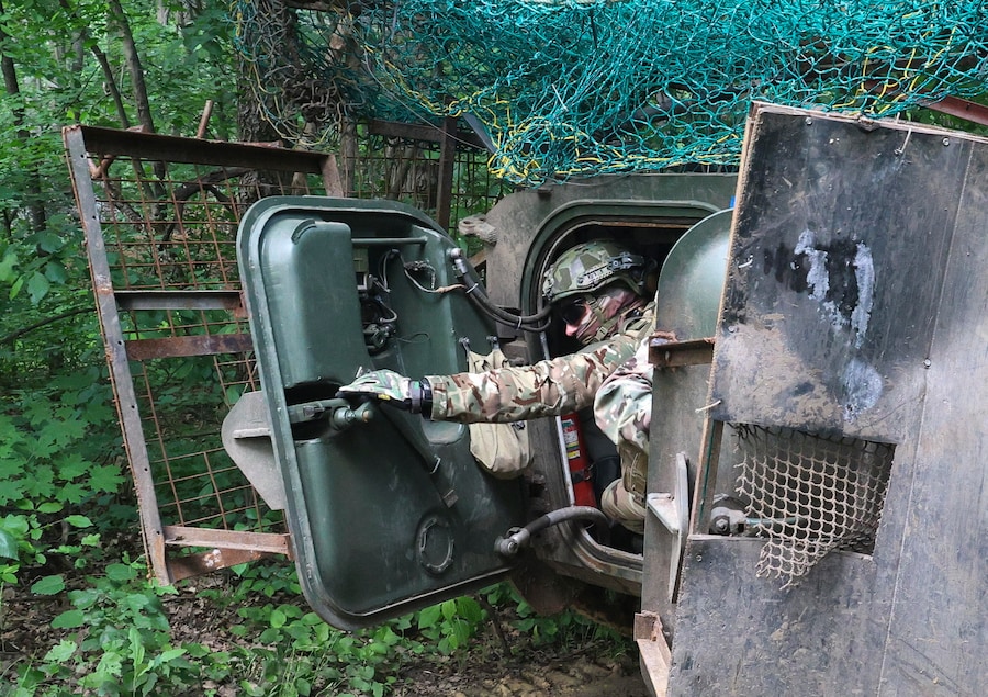 I militari della 13ª Brigata Khartiia della Guardia Nazionale ucraina partecipano a un'esercitazione tattica in un poligono di tiro in una località segreta nella regione di Kharkiv. I militari si sono esercitati in manovre di combattimento rapido a piedi da un veicolo corazzato da trasporto truppe, simulando condizioni di attacco attivo da parte di droni nemici. (EPA)