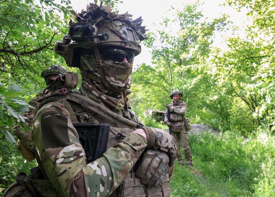 Un militare della 13ª Brigata Khartiia della Guardia Nazionale ucraina partecipa a un'esercitazione tattica in un poligono di tiro in una località segreta nella regione di Kharkiv, nell'Ucraina nord-orientale, il 29 maggio 2026. I militari hanno provato manovre di combattimento rapido a piedi da un veicolo corazzato da trasporto truppe, simulando condizioni di attacco attivo da parte di droni nemici. (EPA)