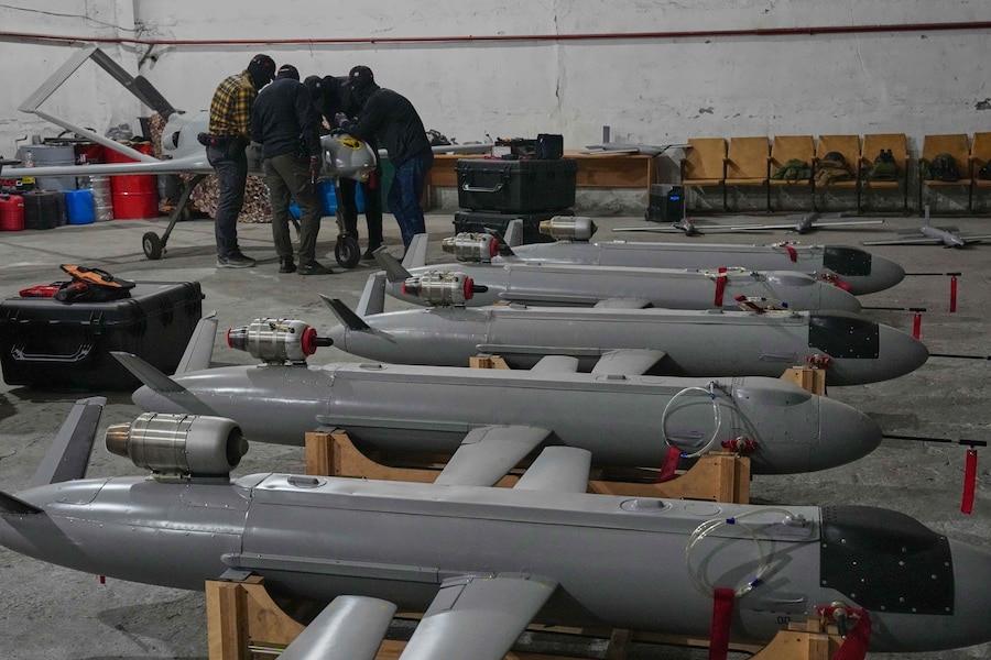 In una località segreta in Ucraina, i militari dei servizi di intelligence della difesa ucraini hanno dispiegato i droni missilistici “Peklo” (Inferno) contro le forze russe. (APN)