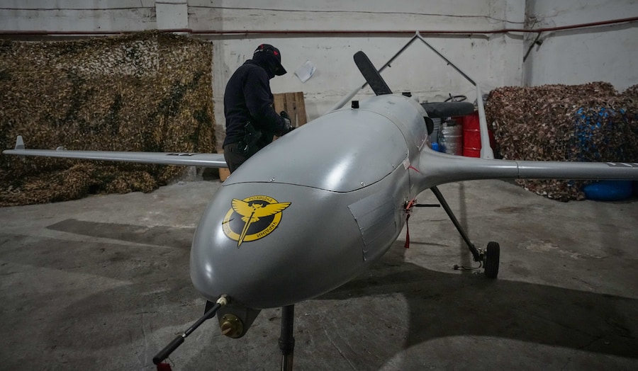 Un militare dei servizi segreti della difesa ucraini prepara un drone monouso An-196 Liutyi (Feroce) contro la Russia in una località segreta in Ucraina. (APN)