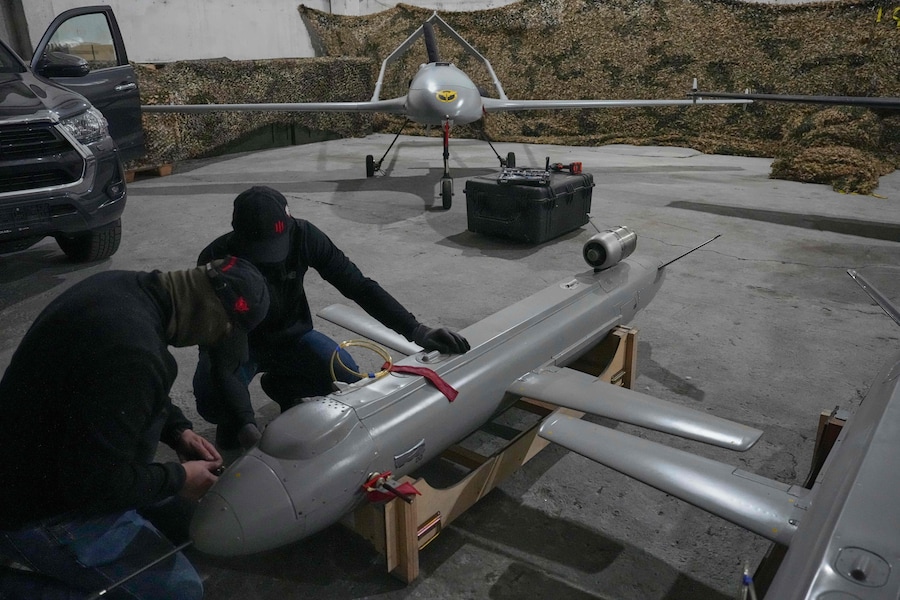 In una località segreta in Ucraina, i militari dei servizi di intelligence della difesa ucraini hanno dispiegato i droni missilistici “Peklo” (Inferno) contro le forze russe. (APN)