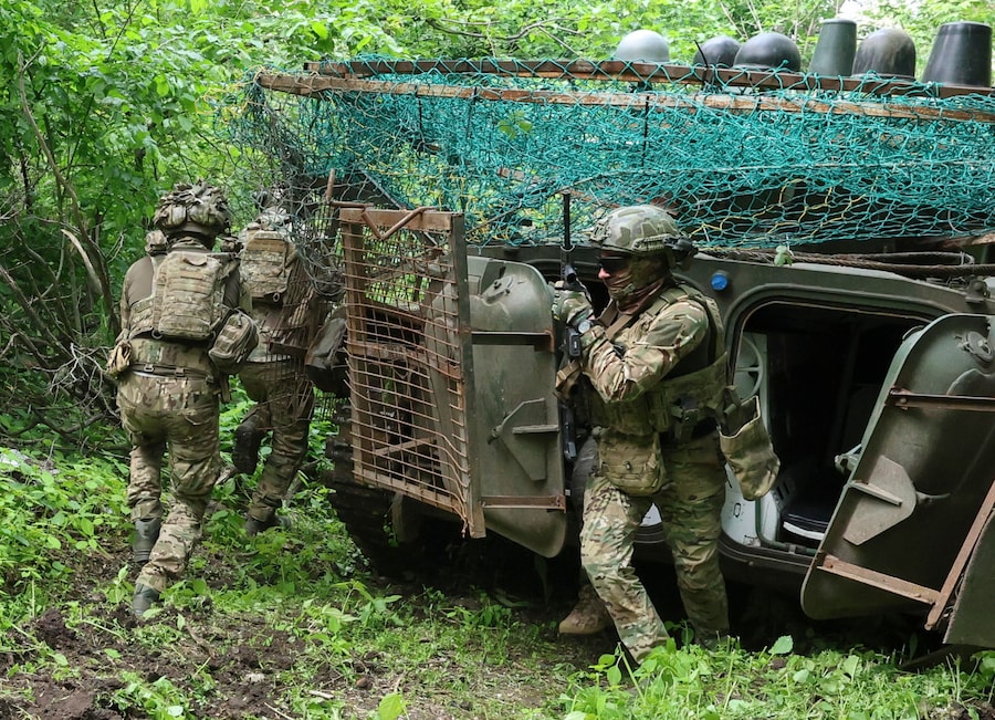 I militari della 13ª Brigata Khartiia della Guardia Nazionale ucraina partecipano a un’esercitazione tattica in un poligono di tiro in una località segreta nella regione di Kharkiv. I militari si sono esercitati in manovre di combattimento rapido a piedi da un veicolo corazzato da trasporto truppe, simulando condizioni di attacco attivo da parte di droni nemici. (EPA)