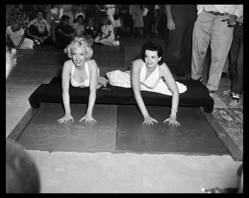 In questa foto d'archivio, Jane Russell, a destra, e Marilyn Monroe celebrano il loro film di successo del 1953, "Gli uomini preferiscono le bionde". (LaPresse)