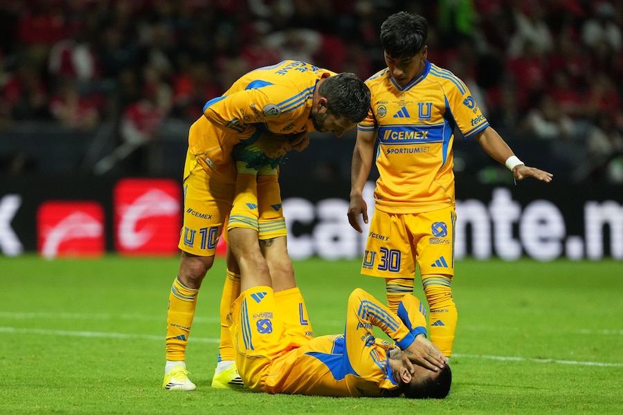 Tigres' Ángel Correa, bottom, grimaces in pain during the CONCACAF Champions Cup final soccer match against Toluca in Toluca, Mexico, Saturday, May 30, 2026. (AP Photo/Fernando Llano) (AP Photo/Fernando Llano)