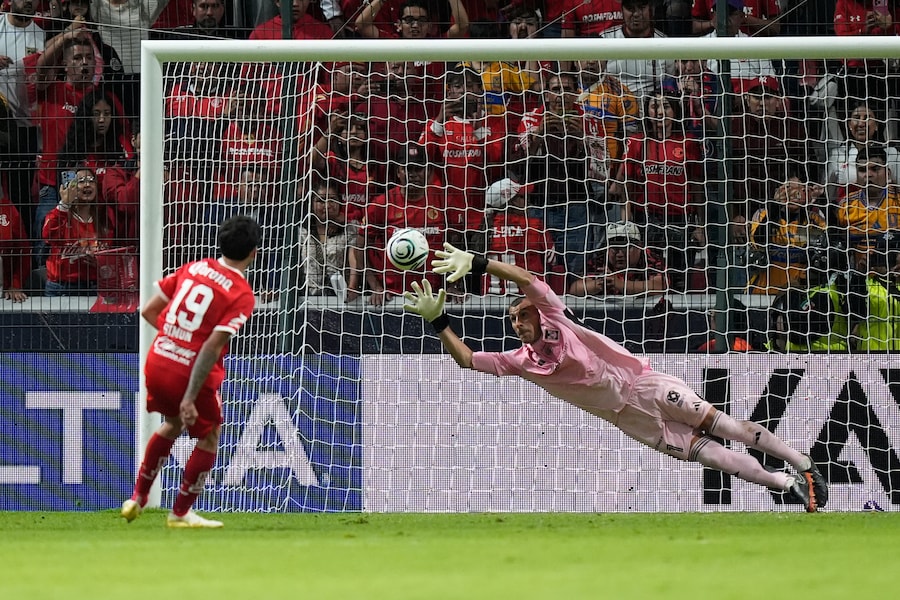 Tigres' goalkeeper Nahuel Guzman, right, fails to blocks a shot by Toluca's Santiago Simon during a penalty shootout on the CONCACAF Champions Cup final soccer match in Toluca, Mexico, Saturday, May 30, 2026. (AP Photo/Fernando Llano) (AP Photo/Fernando Llano)