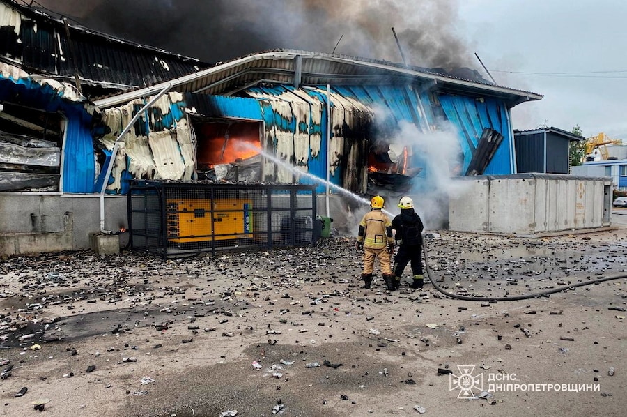 I soccorritori sono al lavoro sul luogo di un complesso residenziale colpito da un attacco con droni russi, nel contesto dell'offensiva russa contro l'Ucraina, a Dnipro, Ucraina. (via REUTERS)