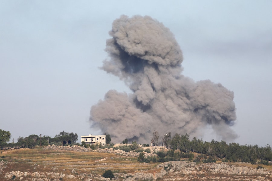 Colonne di fumo si levano dal Libano meridionale in seguito a un attacco israeliano, come si vede da Marjayoun, Libano, il 31 maggio 2026. R (REUTERS)
