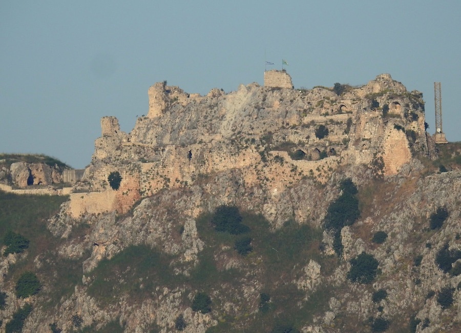 Una bandiera israeliana sventola sul Castello di Beaufort, vista da Marjayoun, nel Libano meridionale, il 31 maggio 2026. (REUTERS)