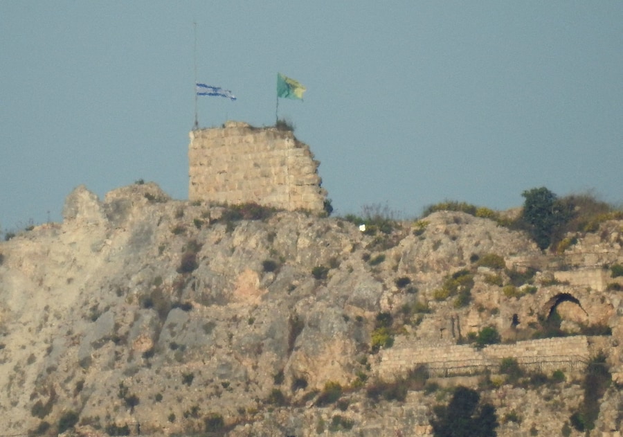 Una bandiera israeliana e una bandiera della Brigata Golani sventolano sul Castello di Beaufort, come si vede da Marjayoun, nel Libano meridionale, il 31 maggio 2026. (REUTERS)