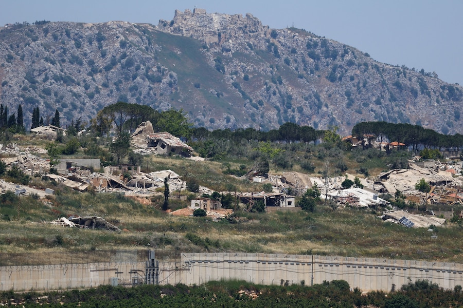 Gli edifici distrutti, mentre una bandiera israeliana e una della Brigata Golani sventolano sul Castello di Beaufort nel Libano meridionale. (REUTERS)