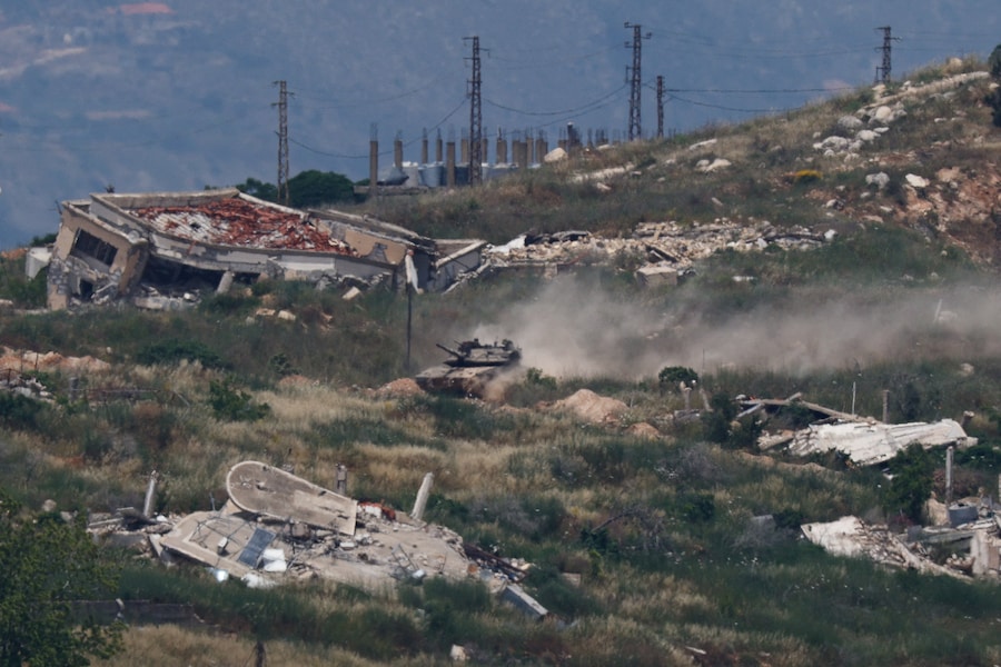 Un carro armato israeliano si muove tra gli edifici distrutti nel Libano meridionale, visto da Metula, nel nord di Israele, il 31 maggio 2026. (REUTERS)