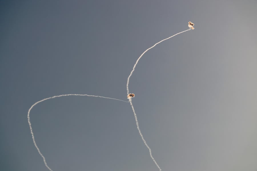 I sistemi di difesa aerea israeliani in azione. (EPA)