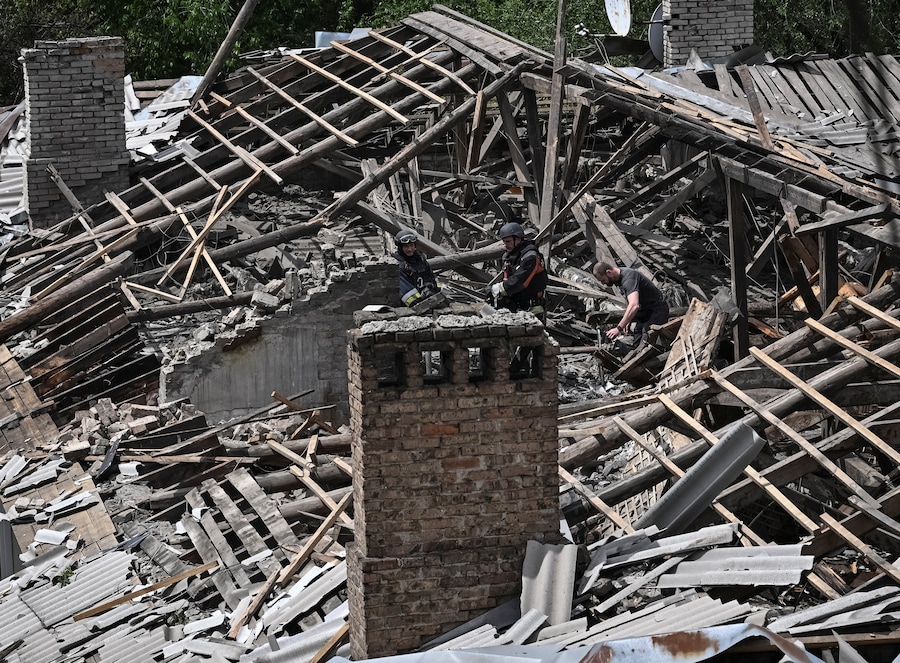 Un condominio colpito da un attacco di droni russi a Zaporizhzhia, Ucraina. (REUTERS)
