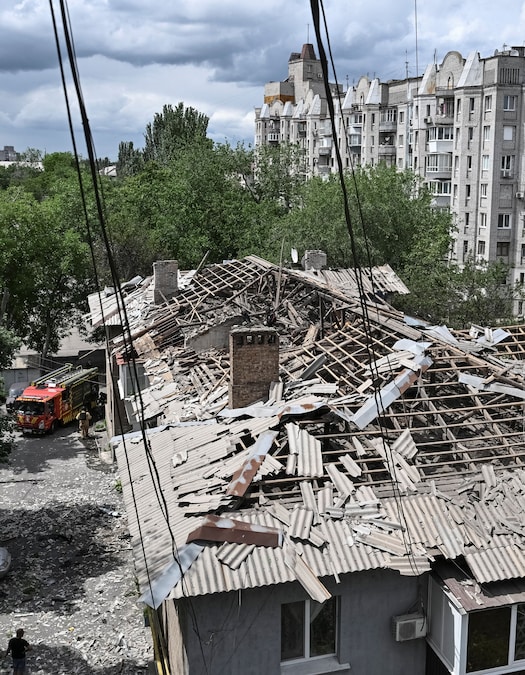 Un condominio colpito da un attacco di droni russi a Zaporizhzhia, Ucraina. (REUTERS)