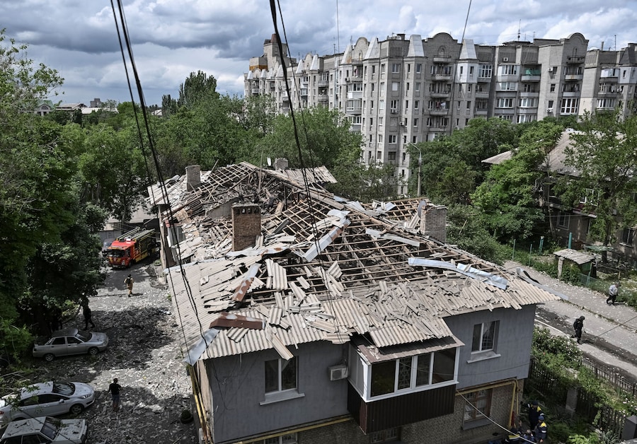 I soccorritori al lavoro in un condominio colpito da un attacco di droni russi a Zaporizhzhia, Ucraina. (REUTERS)