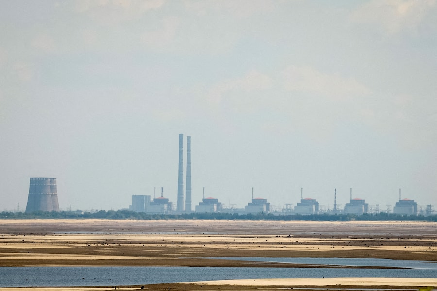 Una veduta della centrale nucleare di Zaporizhzhia dalla riva del bacino idrico di Kakhovka, nei pressi della città di Nikopol. (REUTERS)